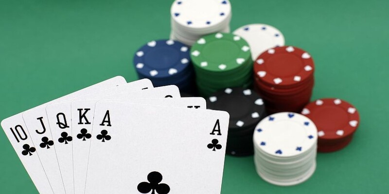 Thận trọng dụ đối thủ là mẹo chơi Poker dễ thắng